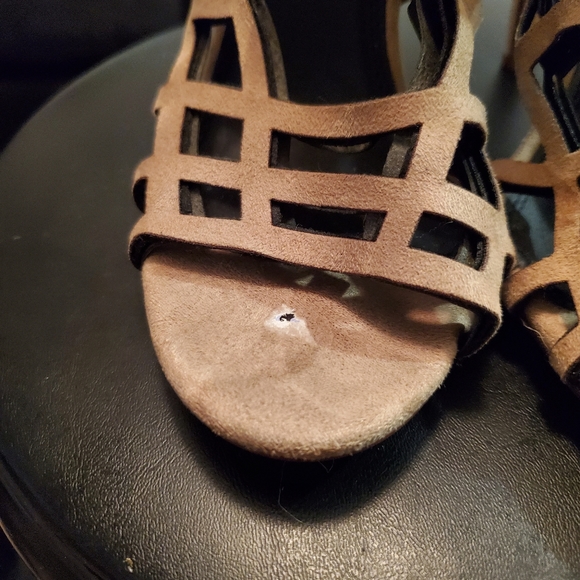 Heels - Picture 4 of 4